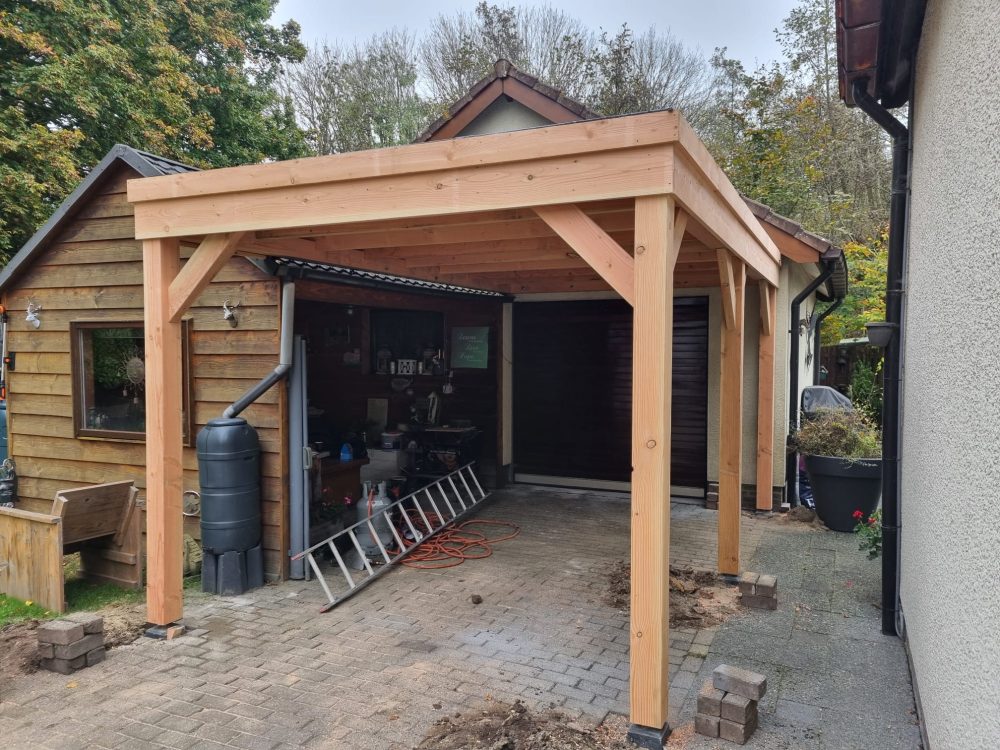 Douglas overkapping op maat tegen de woning