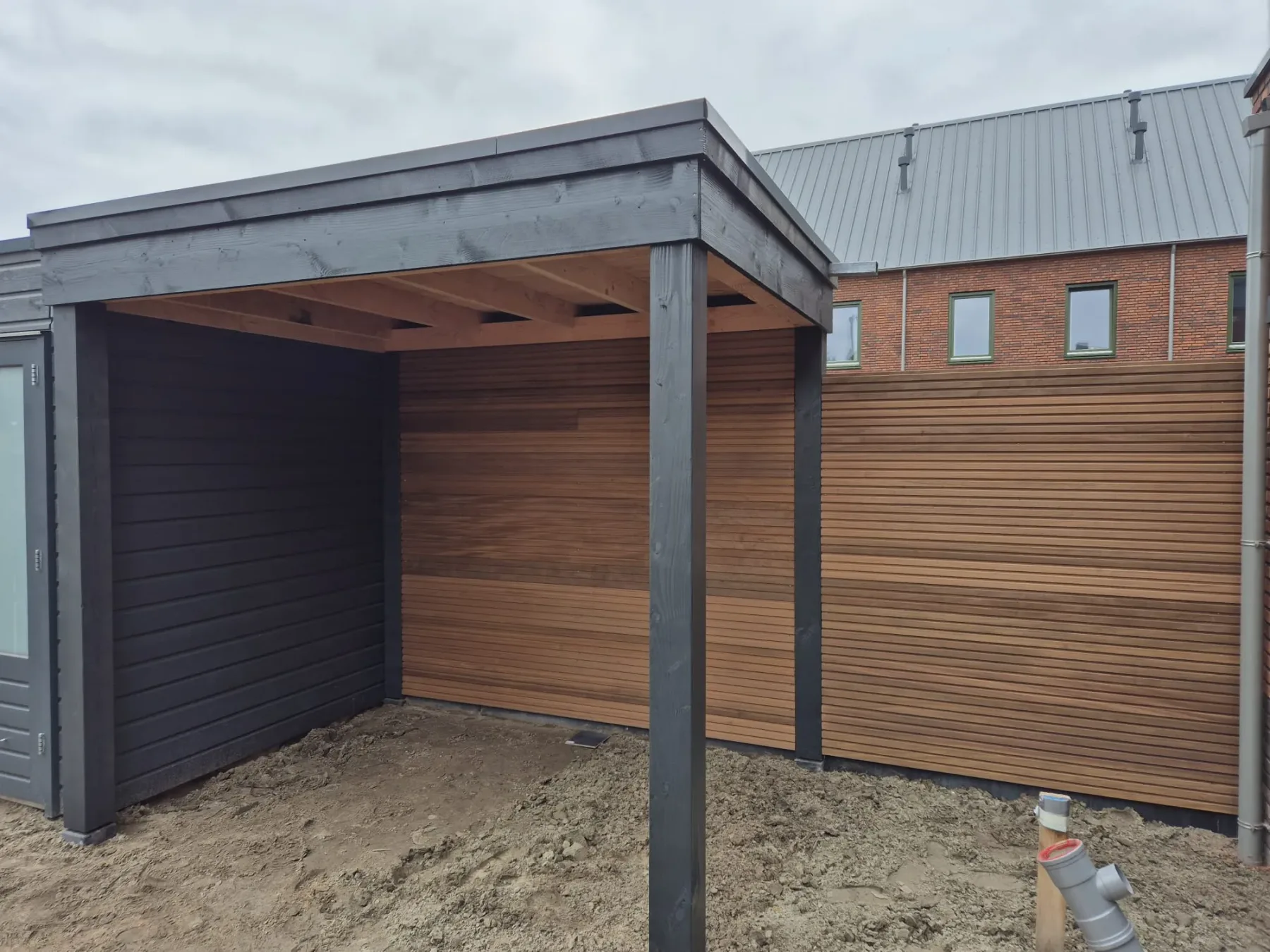 Antracietgrijs met houtkleurige wandprofielen