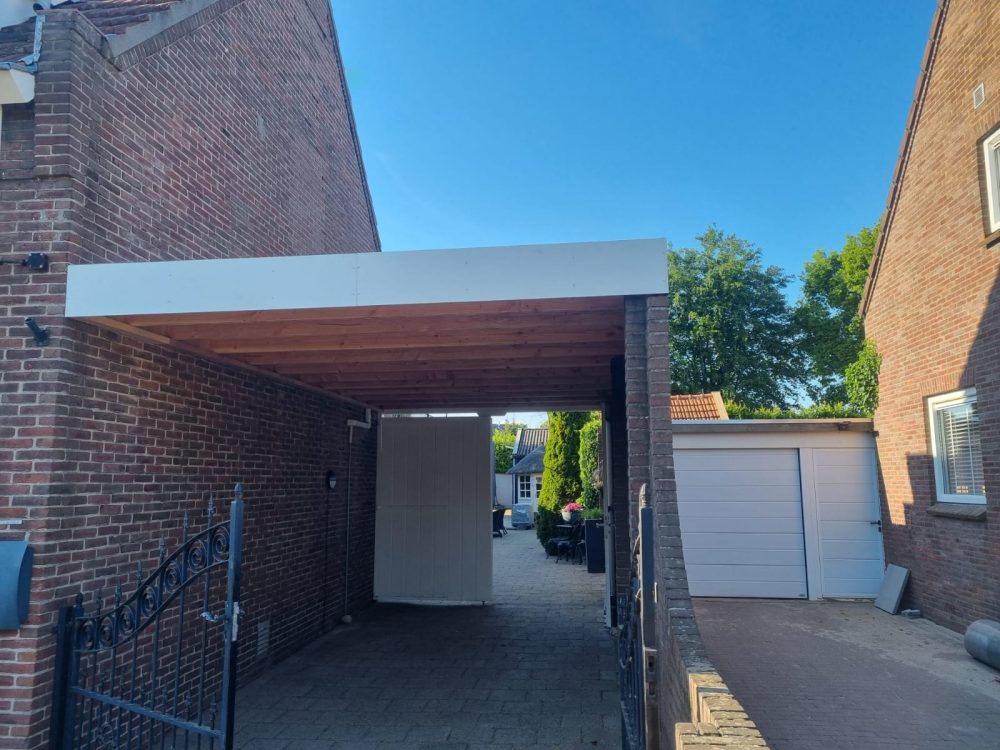 Opgeleverde overkapping naast de woning